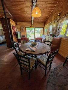 波特雷里约斯Casa de montaña en un lugar mágico的一间带桌椅的用餐室