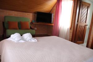 ChachagüíLa Gran Estancia Hotel Campestre的一间卧室配有带毛巾的床