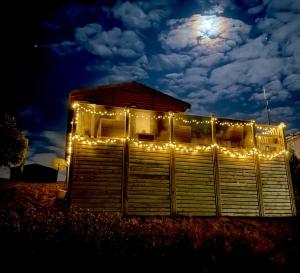 吉斯本Ribble Valley Lodge Retreat的一座小建筑,晚上有灯