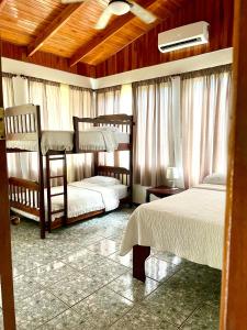 帕里塔Tranquilidad Resort的一间卧室设有两张双层床和天花板