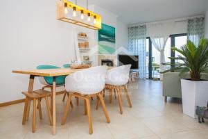 劳林哈Casa Menezes的用餐室以及带桌椅的起居室。