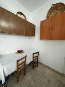 法马古斯塔Grandmother's House的厨房配有桌椅和橱柜。