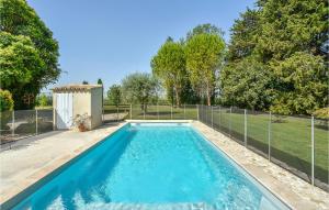 佩尔纳勒丰泰纳3 Bedroom Amazing Home In Pernes Les Fontaines的一座房子后院的游泳池