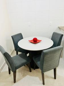 萨尔瓦多Apartamento lugar de Paz的一张桌子,上面有四把椅子和红色的餐巾