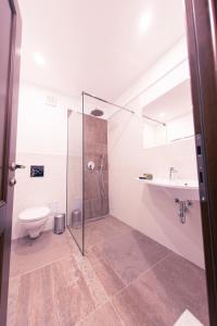 阿尔巴尤利亚Hotel Aura Unirii的带淋浴、卫生间和盥洗盆的浴室