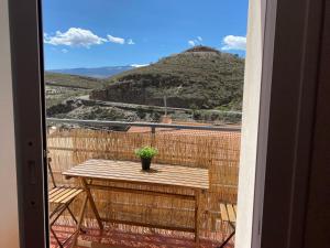 阿尔么丽亚Casa Alma的山景阳台(带桌子)