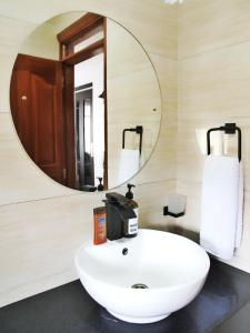 内罗毕Zendo Suite的浴室设有白色水槽和镜子