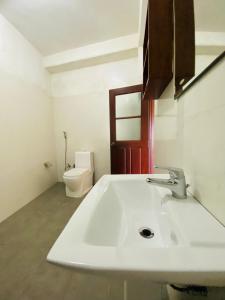 康提自然沃克酒店的一间带水槽和卫生间的浴室