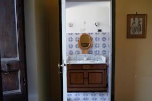 维克艾库塞Relais Villa Giusso的一间带水槽和镜子的浴室