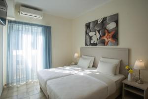 康托卡利泰勒希拉酒店的卧室设有一张白色大床和一扇窗户。