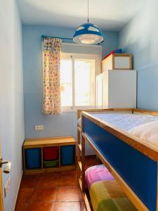阿尔么丽亚Casa Alma的一间拥有蓝色墙壁的卧室、一张床和窗户