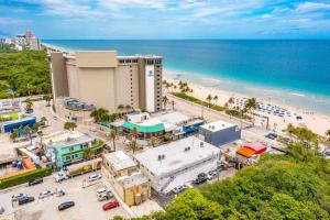 劳德代尔堡The Purple Pelican Beachfront with Ocean Balcony Unit 3的享有海滩和大楼的空中景致