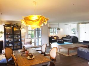 格乔Getxo Garden Houses - Grand Chalet的客厅配有桌子和黄色吊灯