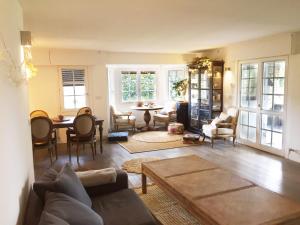 格乔Getxo Garden Houses - Grand Chalet的客厅配有沙发和桌椅