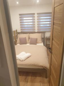 KytliceChata Beruška的一间卧室配有一张床,上面有两条毛巾
