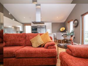 伍德布里奇Woodbridge Penthouse的客厅配有红色的沙发和桌子