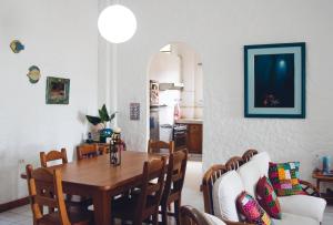 巴克里索莫雷诺港Mare Mio的厨房以及带桌椅的用餐室。
