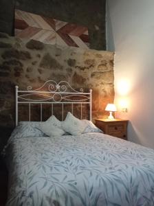 CepedaCasa Rural El Turuterro的一间卧室,配有一张带金属床头板的床