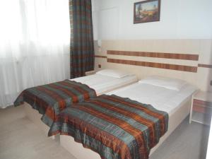 PucioasaHotel Turist的配有两张床的酒店客房