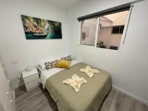 大加那利岛拉斯帕尔马斯CoLiving El Toro的一间小卧室,配有床和窗户