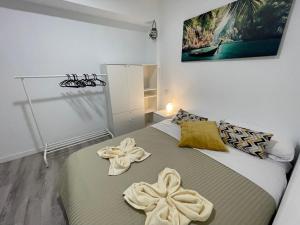 大加那利岛拉斯帕尔马斯CoLiving El Toro的一间卧室配有带毛巾的床
