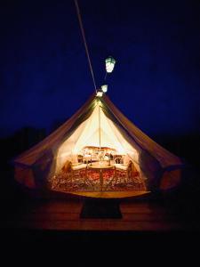 斯塔德Gårdshotellets Camping的帐篷配有桌子和灯
