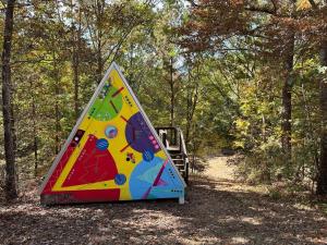 塔拉迪加Bohamia - Cozy A-Frame Glamp on 268 acre forest retreat的森林中间的三角形帐篷