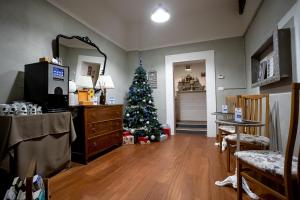 卢卡历史中心旅馆的客厅的角落处有圣诞树