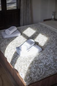 扎戈拉Μελίτη Pelion Luxury Living的床上有两条毛巾