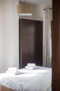 扎戈拉Μελίτη Pelion Luxury Living的一间卧室设有两张床和棕色橱柜
