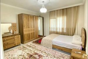 阿瓦诺斯Familiar Villae in Capadoccia Turkey的一间卧室配有一张床、梳妆台和镜子