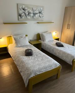 潘切沃Villa Ponte的配有两张床的旅馆客房