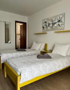 潘切沃Villa Ponte的配有两张床的客房内。