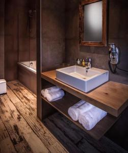 MachelenDon Jon的浴室配有盥洗盆、镜子和浴缸