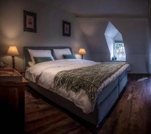 MachelenDon Jon的一间卧室配有一张大床和两盏灯