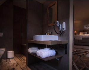 MachelenDon Jon的一间带水槽和架子毛巾的浴室