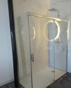 乌夫里克Loft Casa del Agua Ubrique的一个带玻璃门和两个把手的淋浴间