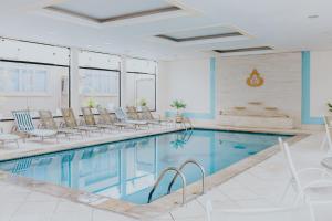 波苏斯-迪卡尔达斯米纳斯吉拉斯酒店的游泳池,酒店内设有椅子和游泳池