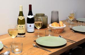 波罗维茨KOKICHE 4 Friends, Borovets的一张桌子,上面放有两瓶葡萄酒和眼镜
