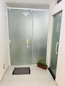 萨尔瓦多Apartamento lugar de Paz的浴室里设有玻璃门淋浴