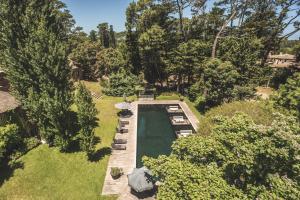 埃斯特角城Be House Suites & Spa的享有庭院游泳池的顶部景色