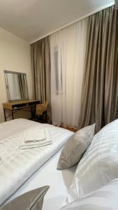 贝尔格莱德Filip Luxury Suite的配有一张床和一张书桌的酒店客房
