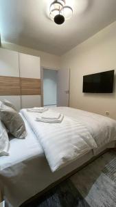 贝尔格莱德Filip Luxury Suite的卧室配有一张大白色床和平面电视