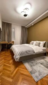 贝尔格莱德Filip Luxury Suite的一间卧室配有一张大床和一张桌子