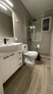 贝尔格莱德Filip Luxury Suite的浴室配有白色水槽和卫生间。