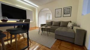 贝尔格莱德Filip Luxury Suite的客厅配有沙发和桌子