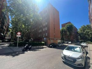马德里Apartamento 4 personas的停在街道边的银色汽车