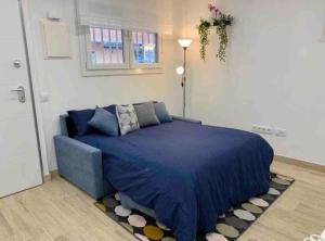马德里Apartamento 4 personas的一间卧室配有蓝色的床和地毯