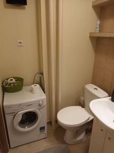 华沙Apartament Pereca 2的一间带卫生间和洗衣机的浴室