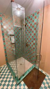 洛杉矶Glamping Hollywood Hills - Luxury Tiny House的浴室内带玻璃淋浴间